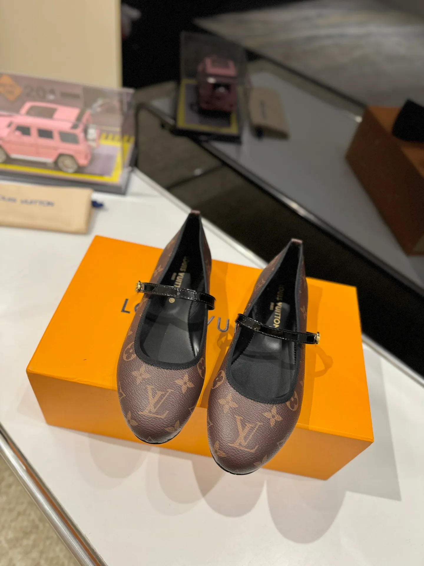 👟👟Ex-factory price 600👟👟 👟👟LV | Louis Vuitton 25𝐬𝐬 🧡💚2025 early spring new top version‼ ️The original version is the same. The counter specializes in the latest ROMY flat ballet shoes. Hard goods are new🆕 ❥Purchase level! Full of high-end feel! A popular model among bloggers at home and abroad, it’s retro and fashionable and looks amazing on your feet! Mainly recommended models on the official website★ ✅Upper: Highly customized denim/lambskin/presbyopia leather ✅Inner lining: imported sheepskin lining ✅Outsole: original Italian leather outsole ✅Shoe size: 35-39 (customized for 40, 41, 42) ✅Packaging: full set of exquisite packaging